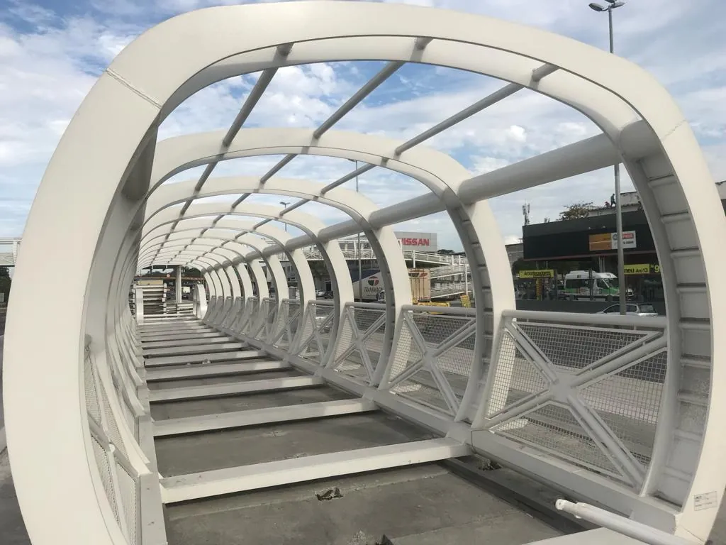 Passarela tubular concluída
