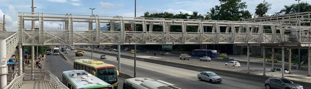 Passarela metálica sobre a via expressa