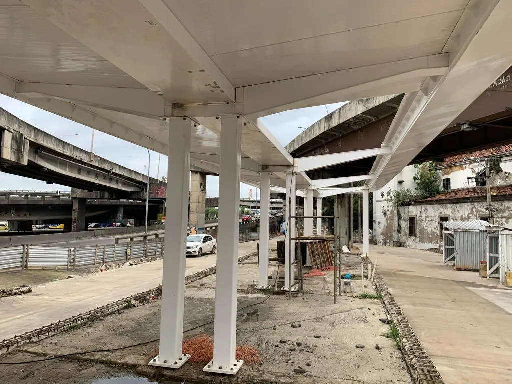 Cobertura metálica da estação montada