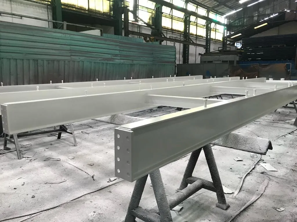Vigas pintadas em fabricação