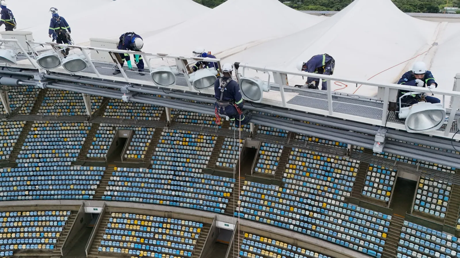 Equipe Ramalho em acesso por corda na cobertura do Maracanã
